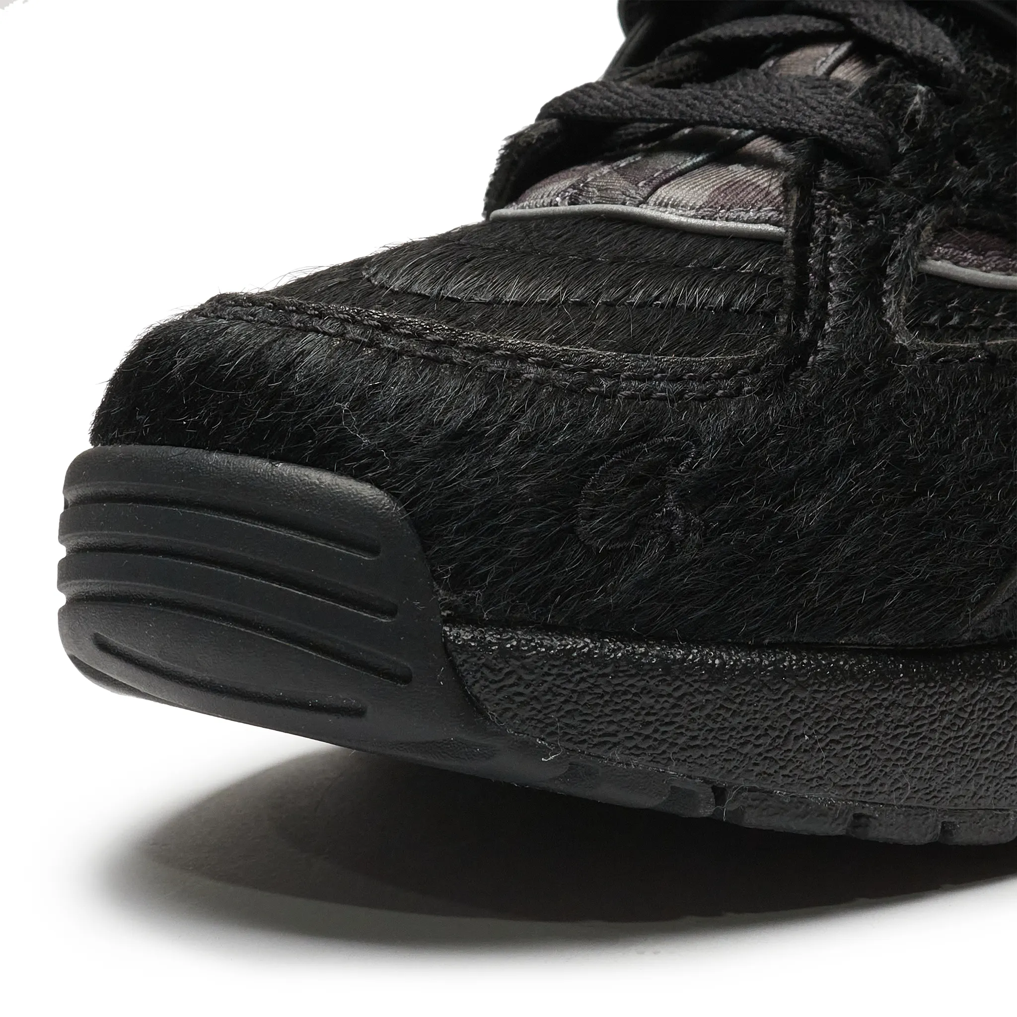 Close view of Corteiz x Nike Air Huarache Onyx FQ8793-003